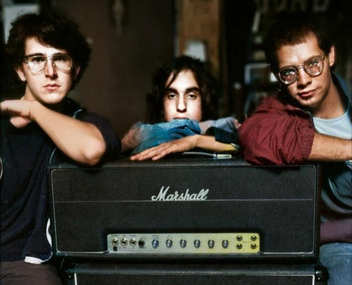 FreakSceneNet's tweet card. Site updates including forum integration and discography completion, with notes on ongoing Dinosaur Jr tour dates.