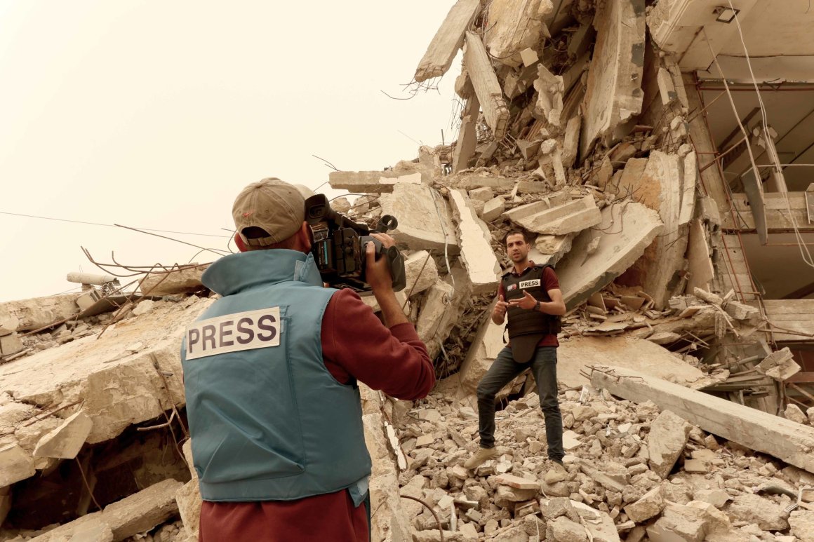 dohanews's tweet card. Last remaining reporters in Gaza could soon face death due to starvation, AFP’s journalists warned on Tuesday. French news agency AFP has called for “immediate intervention” in Gaza, warning that…
