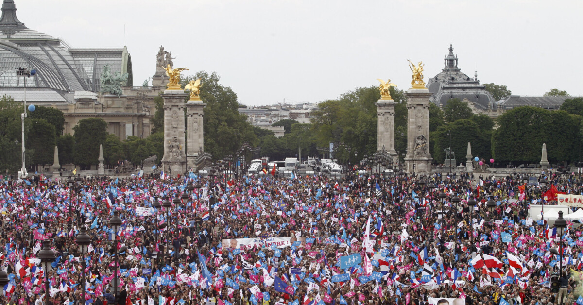 FigaroPolitique's tweet card. Mariage pour tous, aéroports de Paris... Malgré leur succès populaire, les pétitions citoyennes pas...