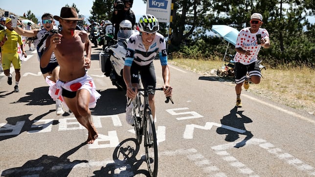 Juan_Guti's tweet card. El español atacó en el mítico Mont Ventoux, pero al final acabó séptimo. Paret-Peintre batió al combativo Healy. Vingegaard volvió a acosar a Pogacar.