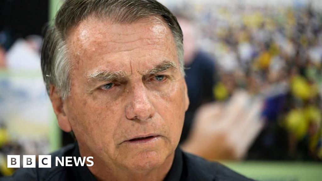 BBCWorld's tweet card. Judge Moraes accuses Bolsonaro of breaching a social media ban he had imposed on the ex-president.