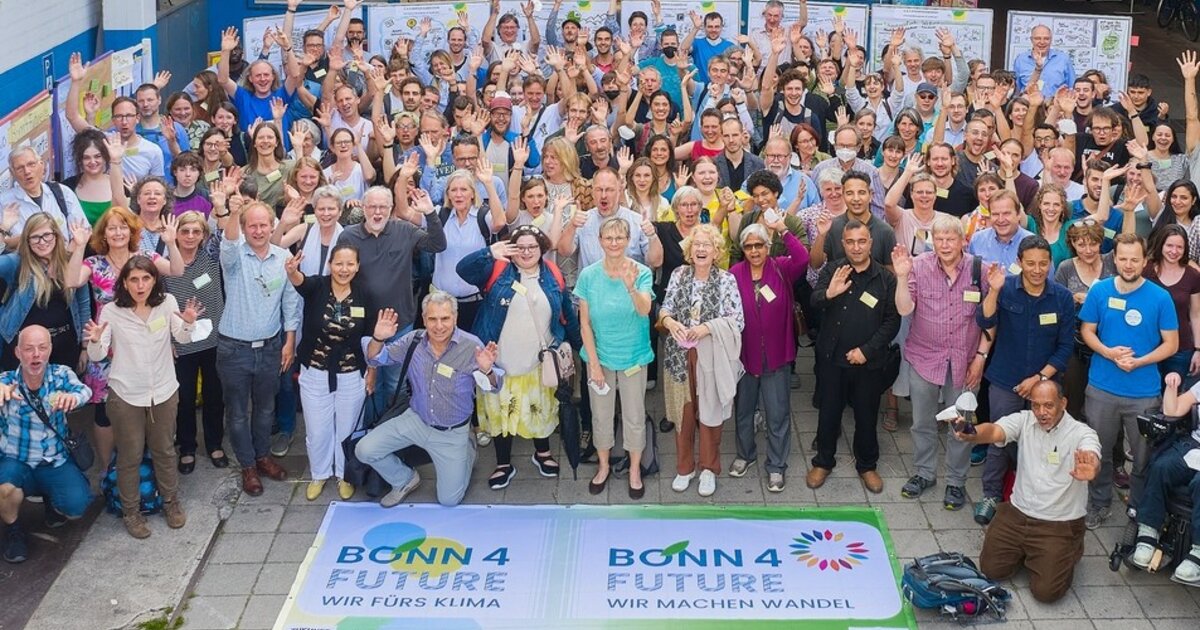 BoellStiftung's tweet card. Bonn4Future gilt als bundesweit vorbildlicher Beteiligungsprozess. Über 200 Menschen wirkten an einem Klimaplan mit, der Bonn bis 2035 klimaneutral machen soll. Wir sprachen mit Dr. Gesa Maschkowski,...