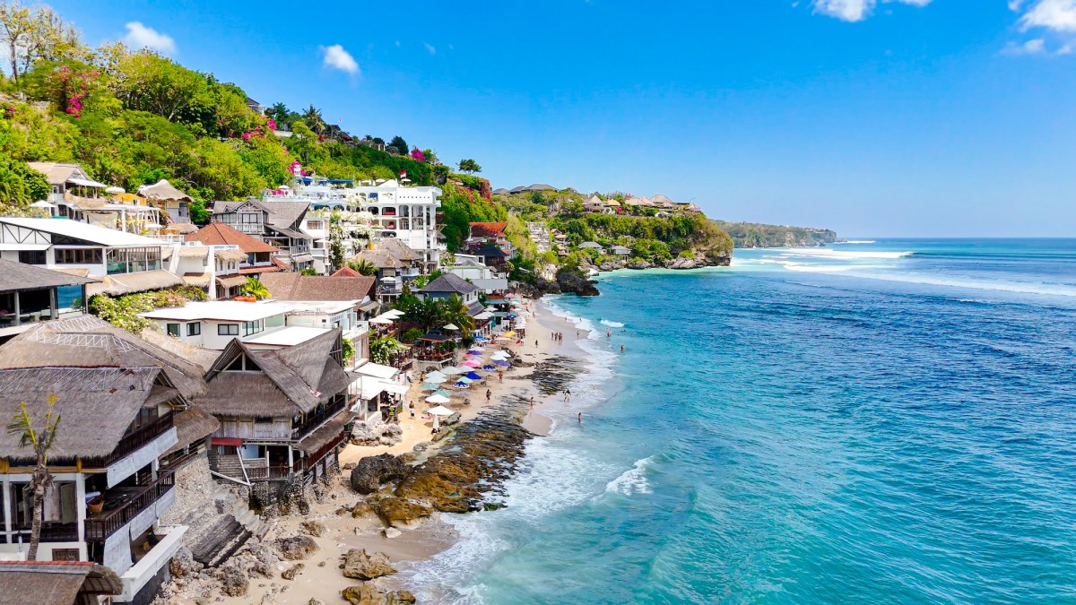 Surfer's tweet card. “Bali is the island of the gods, not the island of beach club.” Bingin Beach undergoes destruction of local businesses.