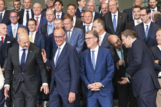 RolandTichy's tweet card. Der Kanzler wünscht sich nichts sehnlicher als gute Laune über Deutschland. Doch sein Investitionsgipfel ist eine Show, die keiner Nachfrage standhält - und gleichzeitig sterben die mittelständischen...