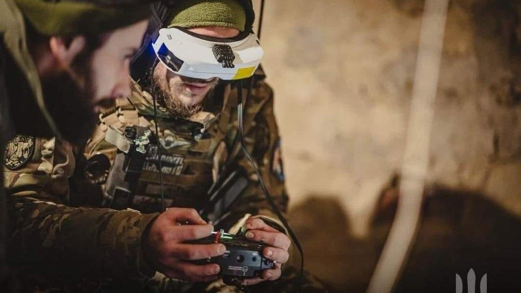 Defence24pl's tweet card. Rosyjscy blogerzy wojskowi informują, że stracono kontakt z rosyjskim korespondentem wojennym i propagandystą Andriejem Filatowem, po tym jak miał zostać trafiony przez ukraińskiego drona FPV w...