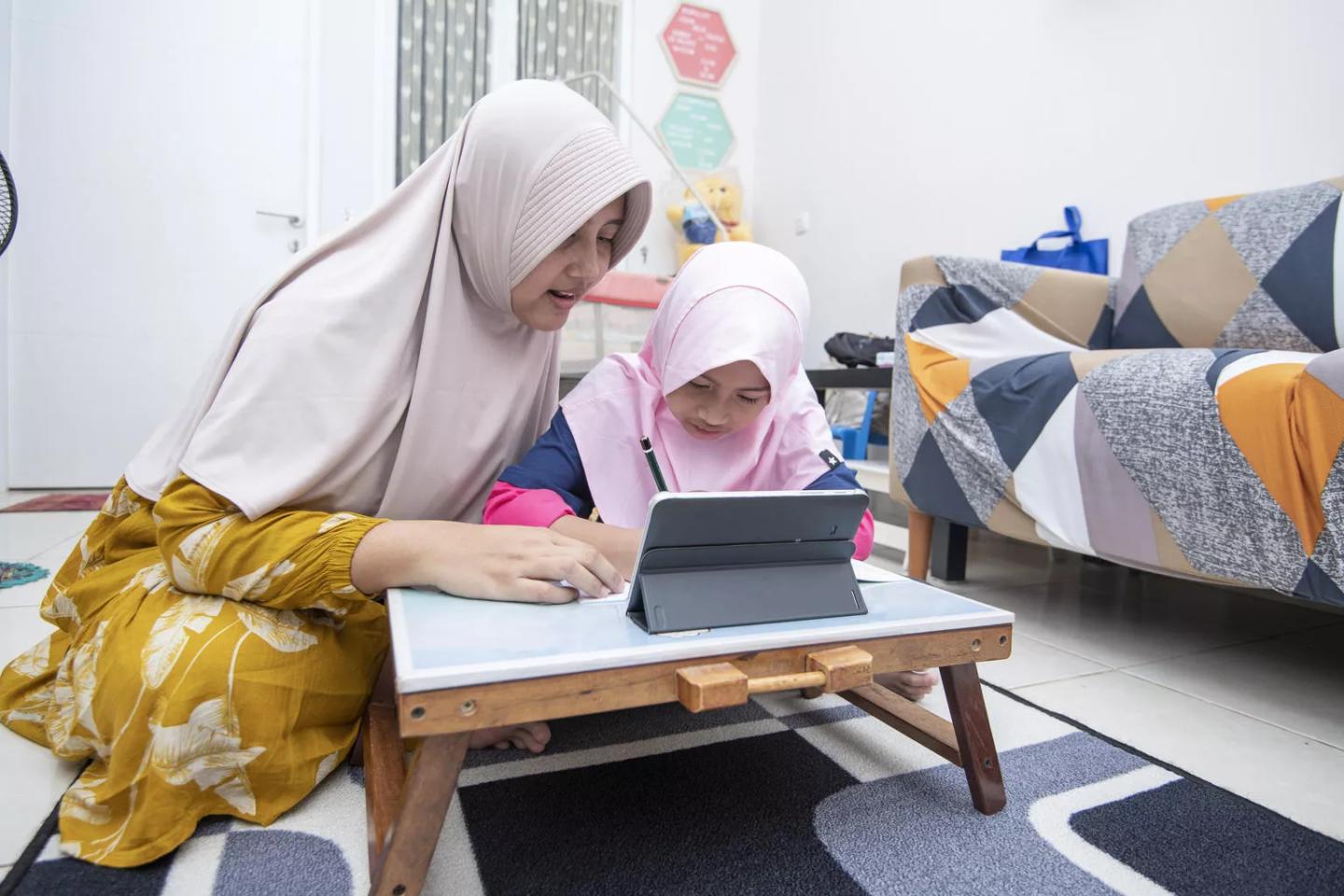 LEGOfoundation's tweet card. Expert advice on how to improve your family’s relationship with tech – and each other