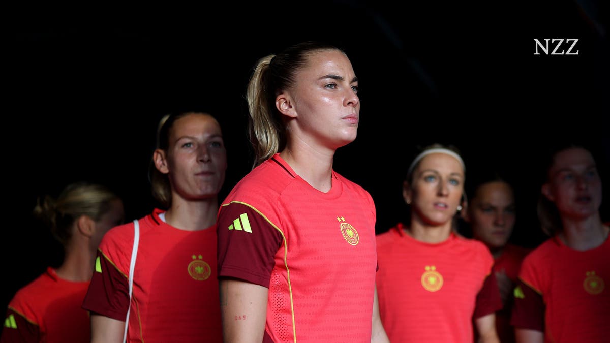 NZZ's tweet card. Jasmina Covic ist die einzige Frau, die im deutschsprachigen Raum eine eigene Beratungsagentur für Frauenfussball führt. Sie sagt, was die Spielerinnen verdienen – und wie sich die negativen Entwic...