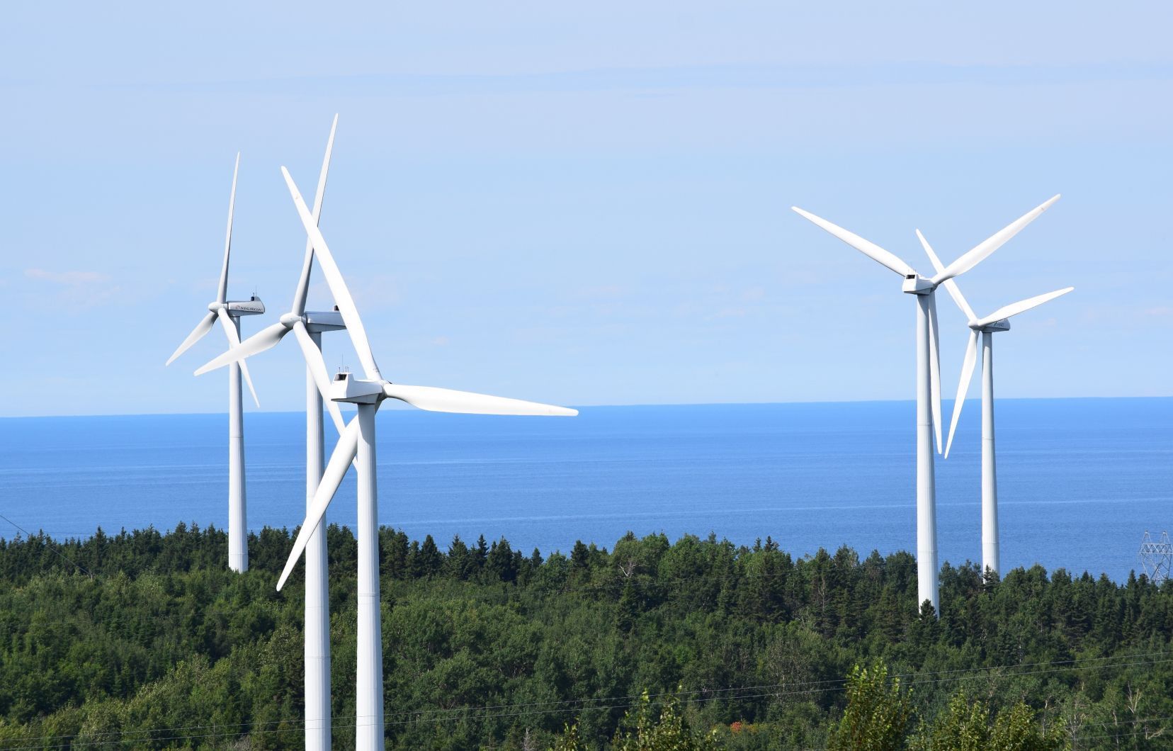 AShields_Devoir's tweet card. La région pourrait compter un total de près de 800 éoliennes d’ici 10 ans.