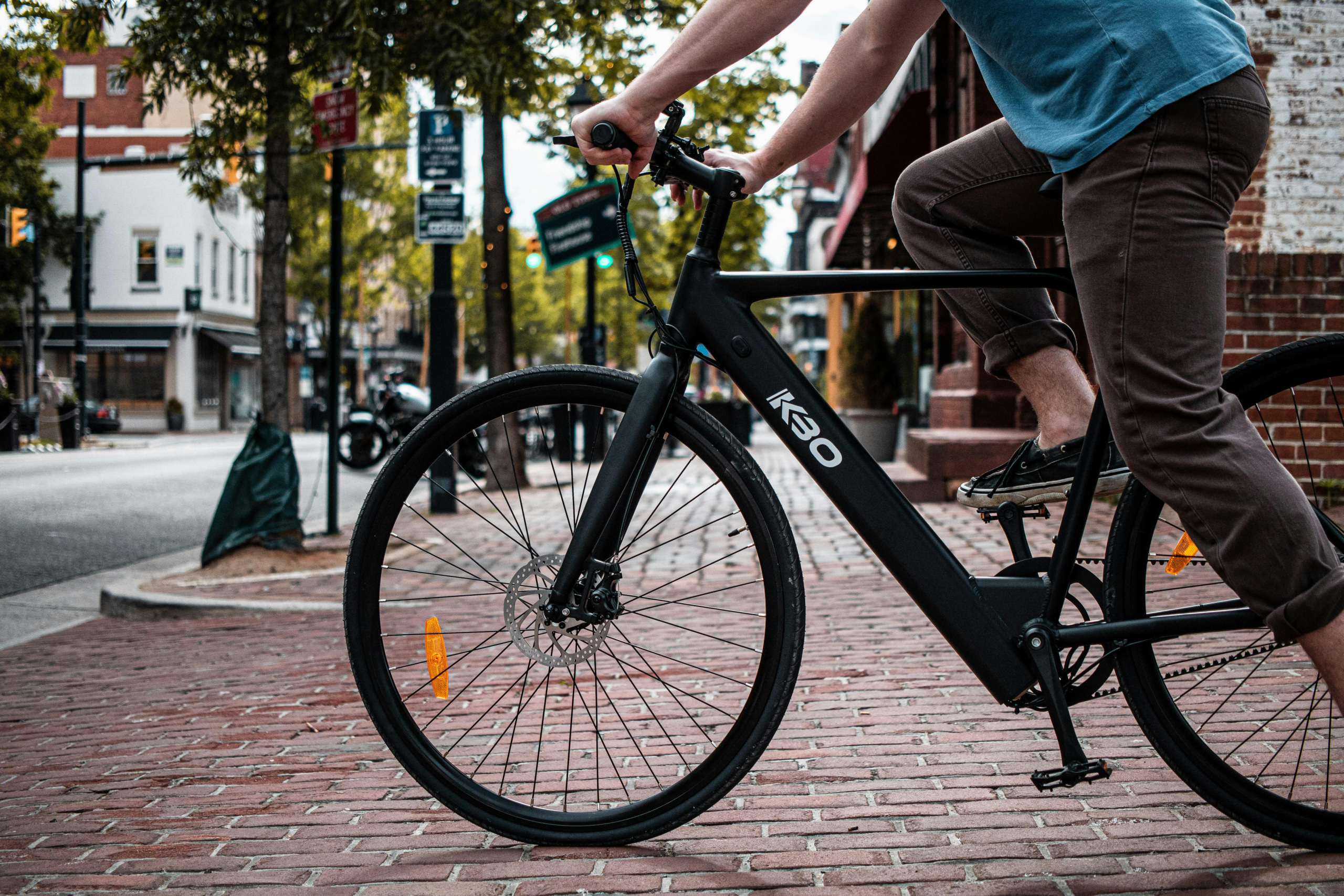 FrontierGroupUS's tweet card. E-bikes can be a clean substitute for many car trips. Leading cities and states are beginning to show what an e-bike future might look like.