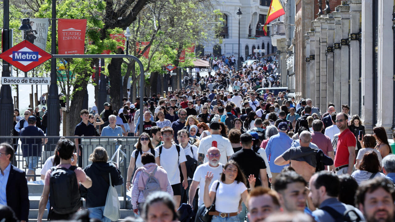 JpDemocracia's tweet card. La ultraderecha cruza una nueva línea: la propuesta de deportaciones masivas, incluidos hijos de inmigrantes nacidos en España. Las declaraciones coinciden con una ola de violencia avivada por...