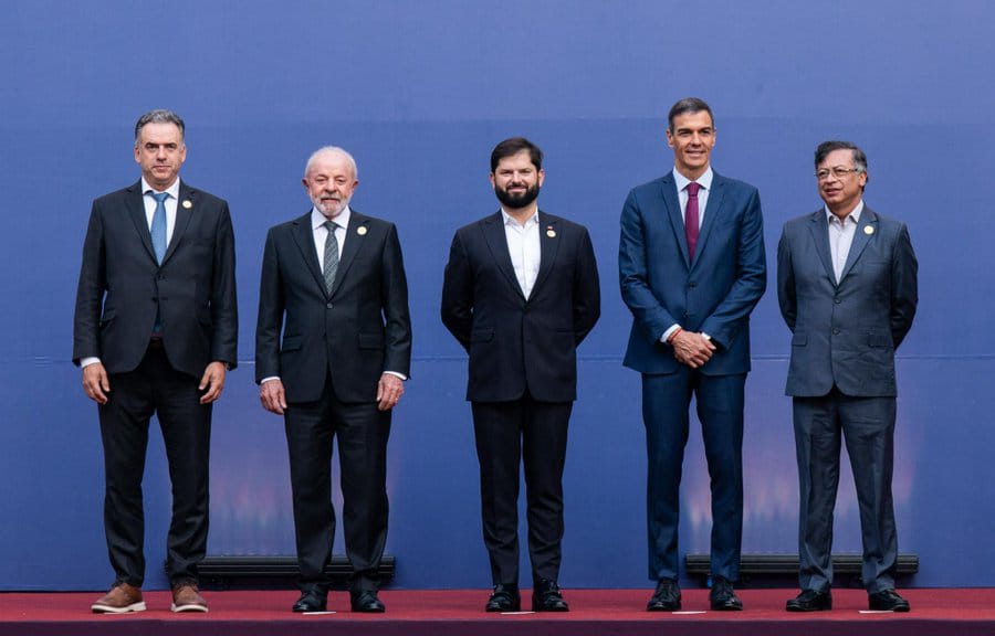 horizontemulti's tweet card. Mandatarios de América Latina y España se reunieron en Santiago en la cumbre Democracia Siempre. Propuestas sobre democracia, desinformación y justicia fiscal marcaron la agenda.