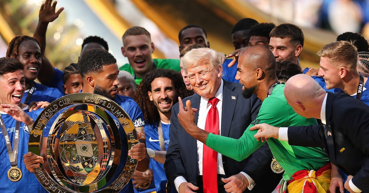 EstadaoEsporte's tweet card. Lateral-esquerdo do Chelsea disse que jogadores foram informados que deveriam levantar a taça quando o presidente americano deixasse o local