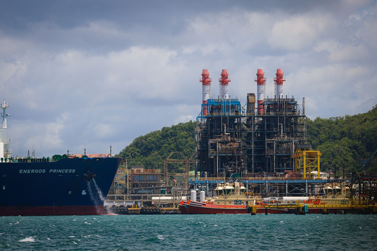 LNG_Investor_'s tweet card. Puerto Rico’s federal watchdog reiterated deep concerns about a contract that would give New Fortress Energy almost complete control of the island’s liquefied natural gas deliveries for more than a...