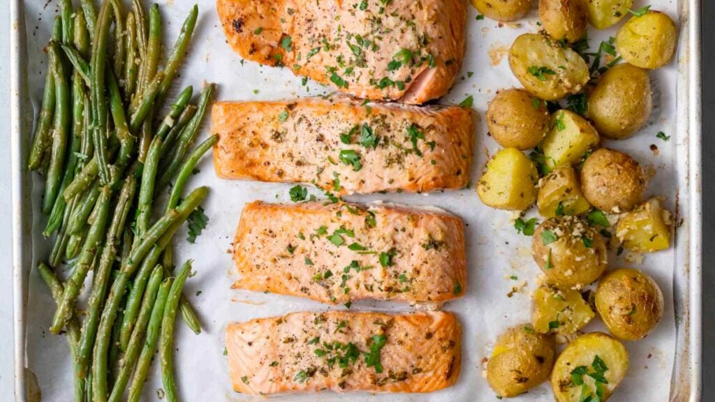 trailrunnermag's tweet card. The easiest dinner of salmon, baby potatoes, and green beans all on one sheet