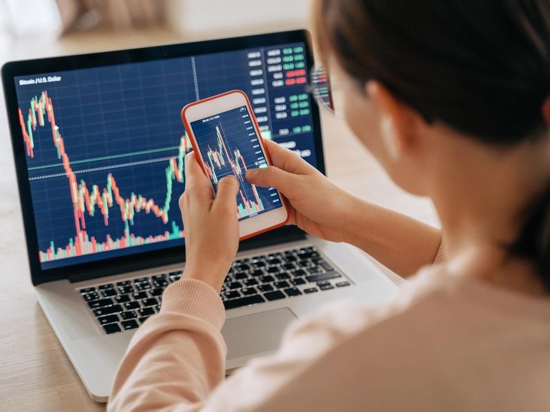 DoBath's tweet card. Einen MSCI World besparen und das war‘s? Mitnichten. Börsen-Kenner sagen, wie Anleger jetzt ihr ETF-Portfolio aufwerten können.