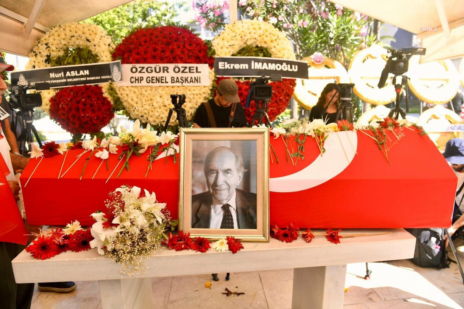 medyascope's tweet card. Altan Öymen, ikindi namazı sonrası Teşvikiye Camii’nde kılınan cenaze namazının ardından Zincirlikuyu Mezarlığı’nda toprağa verildi.