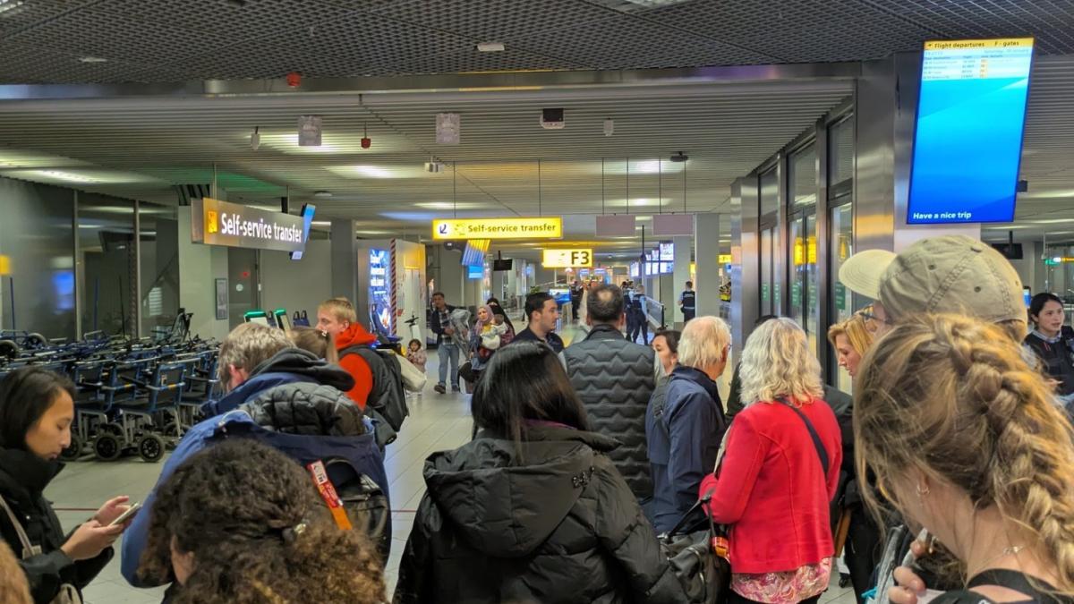 ZooArchGIA's tweet card. F-Pier Schiphol ontruimd door gaslek na ongeval met voertuig. Mogelijk leiding geraakt. Geen impact op vliegverkeer. Hulpdiensten ter plaatse.