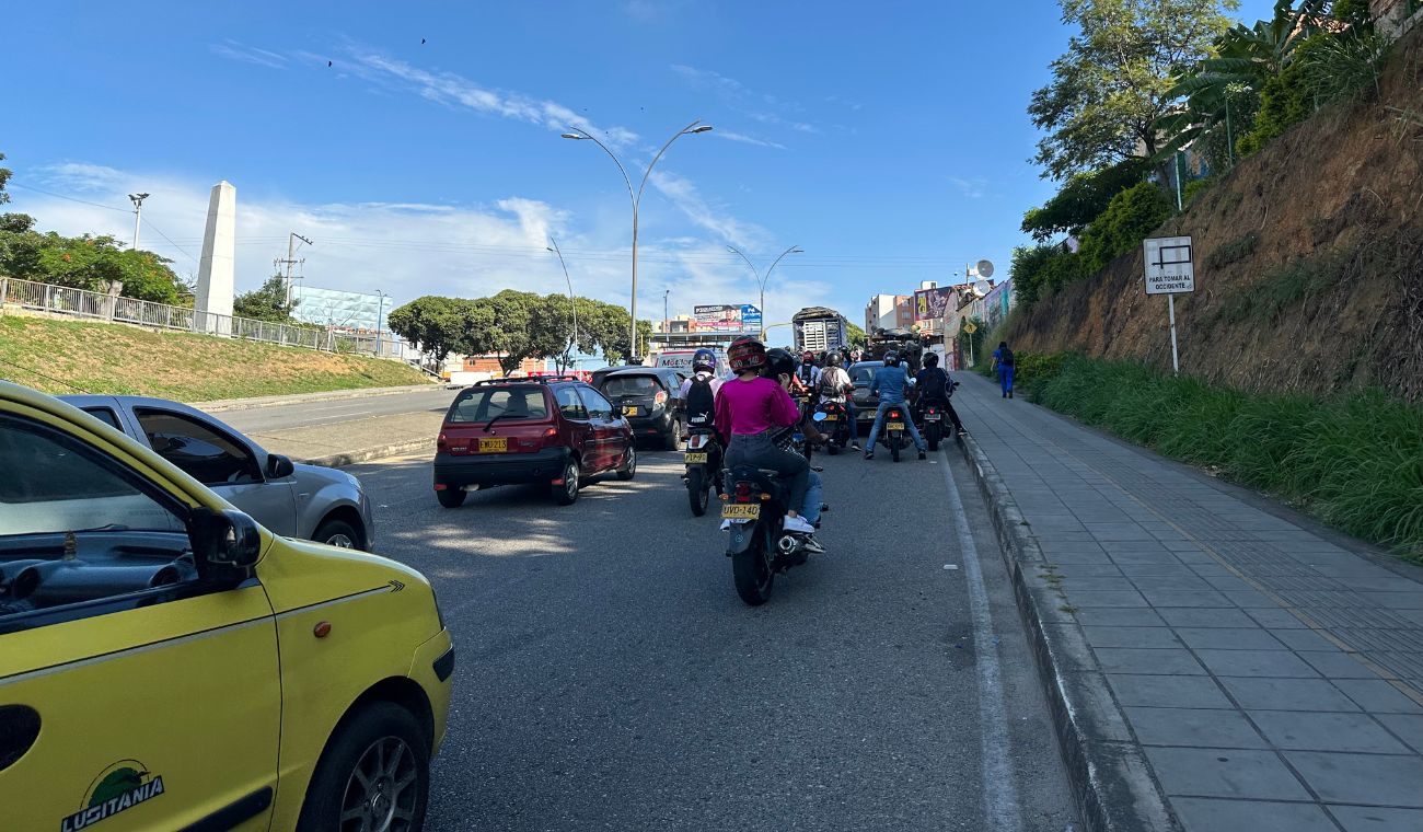 RCNBga's tweet card. La restricción se mantiene vigente únicamente en Bucaramanga y Girón, Floridablanca y Piedecuesta suspendieron la medida.
