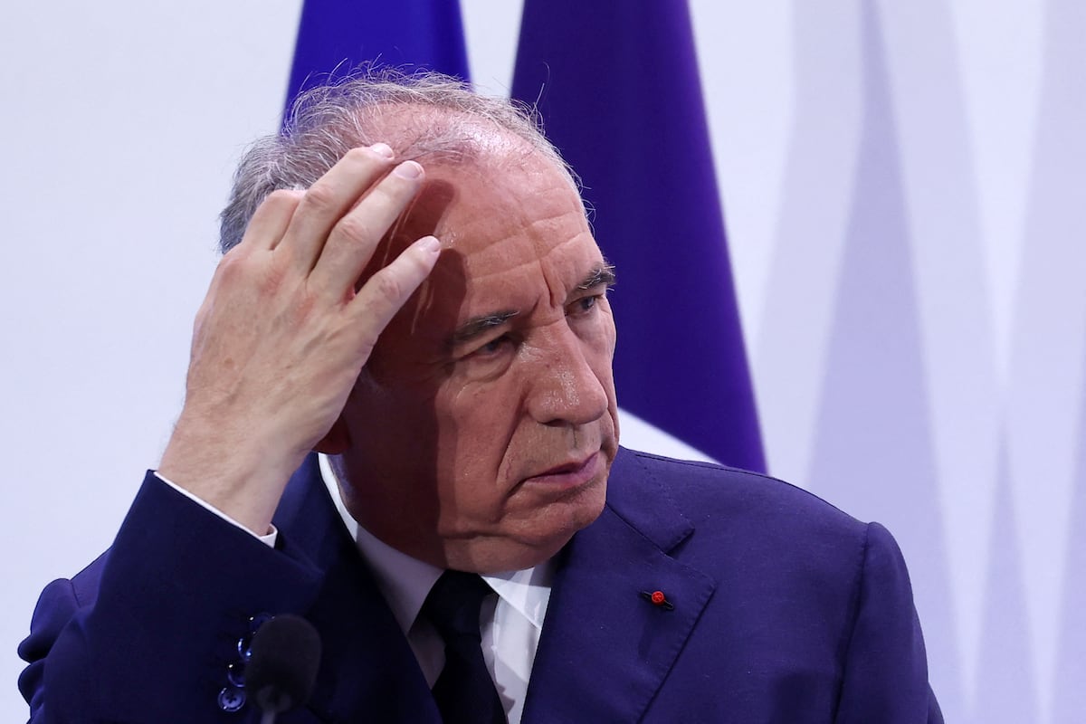 carlosecue's tweet card. En un discurso dramático con menciones a la Grecia rescatada, el primer ministro anuncia que se congelará el Presupuesto y se suprimirán 3.000 empleos públicos