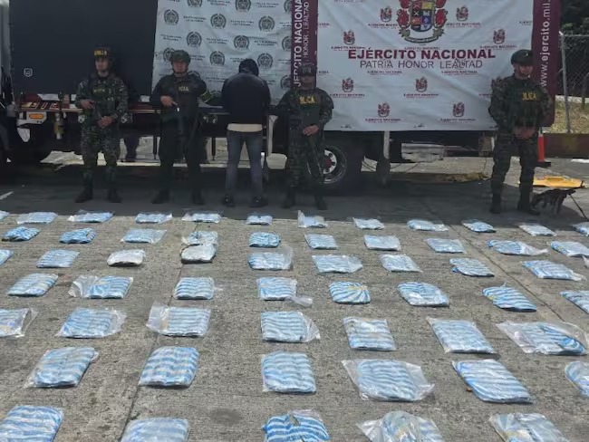 sucesoscauca's tweet card. En un puesto de control conjunto entre el Ejército Nacional y la Policía, instalado en la vereda El Hogar, municipio de Piendamó (Cauca), fue incautada una tonelada de marihuana tipo exportación que...