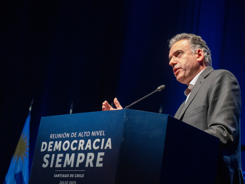 horizontemulti's tweet card. Santiago de Chile – En el marco de la cumbre internacional “Democracia Siempre”, realizada en el Palacio de La Moneda, el presidente de Uruguay, Yamandú Orsi, reflexionó sobre los desafíos actuales...