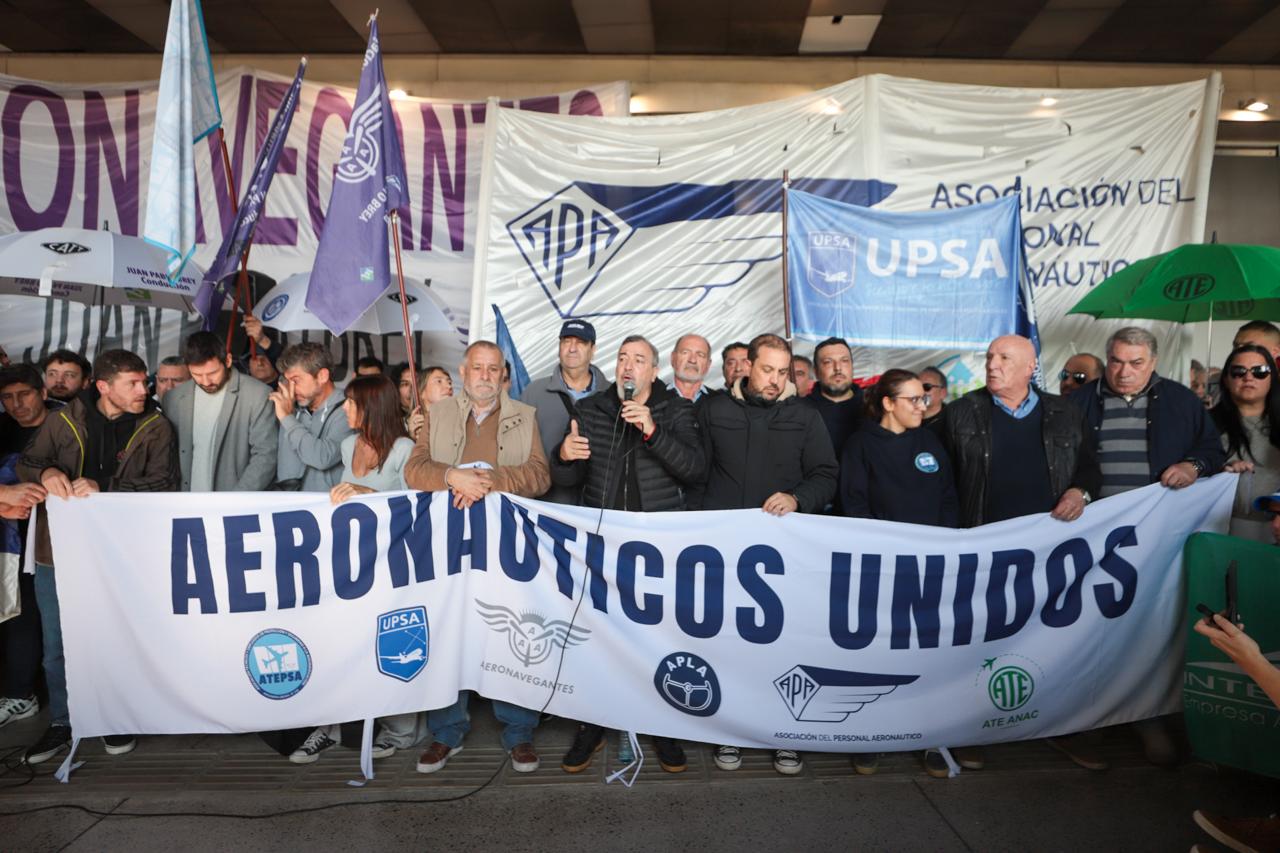 SINDICAR_OK's tweet card. La entidad sindical y gremios aeronáuticos protestaron en Aeroparque. Denunciaron que el ajuste del Gobierno pone en grave riesgo la seguridad de las operaciones aéreas.