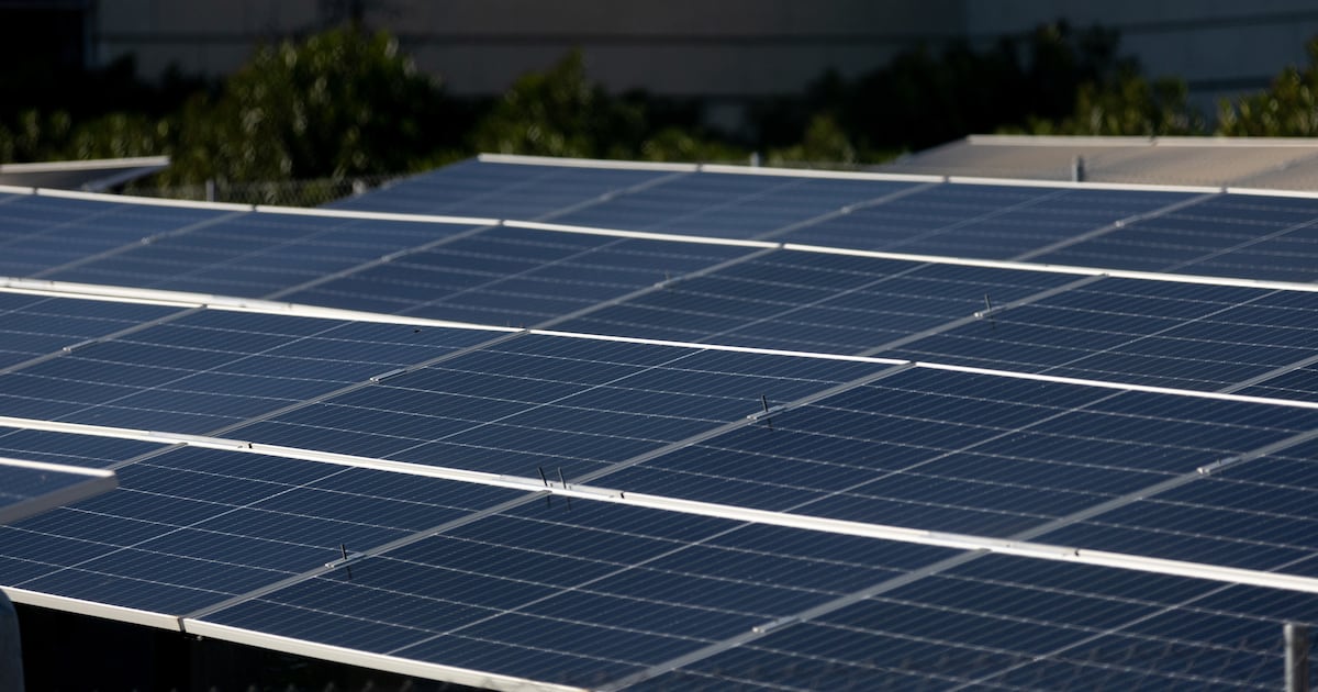 crivlugo's tweet card. Un plan presentado al Negociado de Energía propone una revisión tarifaria inmediata y eliminar el ajuste por combustible en la energía solar.