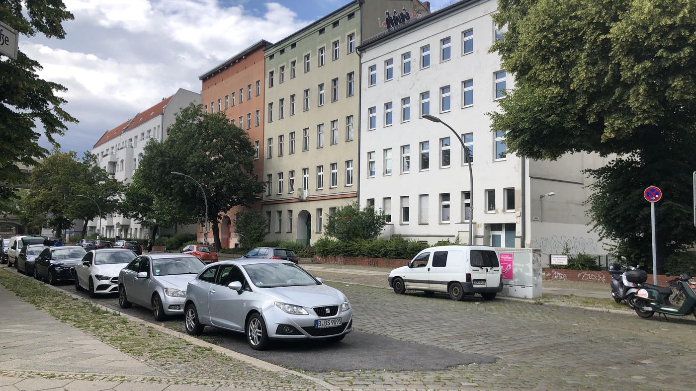 tegelerstrasse's tweet card. Der Pharma-Riese Bayer möchte seine Häuser im Mettmannkiez abreißen lassen – der Bezirk hatte dies bereits genehmigt. Ein neues Gutachten soll den Abriss der 140 günstigen Mietwohnungen verhindern.
