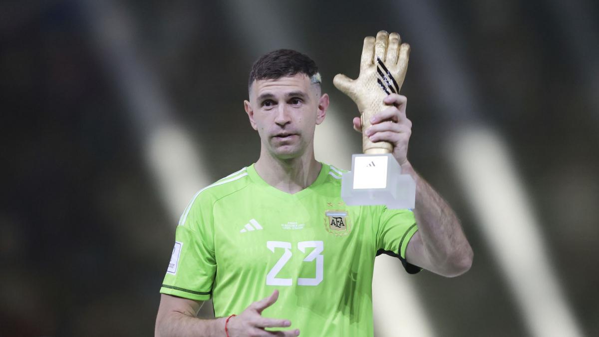 footmercato's tweet card. Les Red Devils sont à la recherche d’un gardien après la saison 2024-2025 en dents de scie d’André Onana. Et c’est Emiliano Martinez qui aurait t (...) - Footmercato