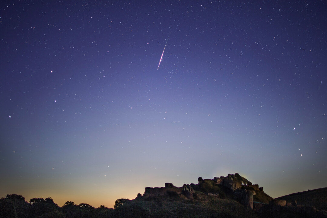 EpochTimesCan's tweet card. The Best Meteor Shower of the Year Will Peak Soon—Here’s What You Need to Know