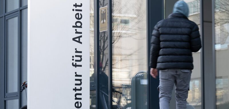 jungewelt's tweet card. Kapitalnahes Institut will kürzere Bezugsdauer des Arbeitslosengelds für über Fünfzigjährige