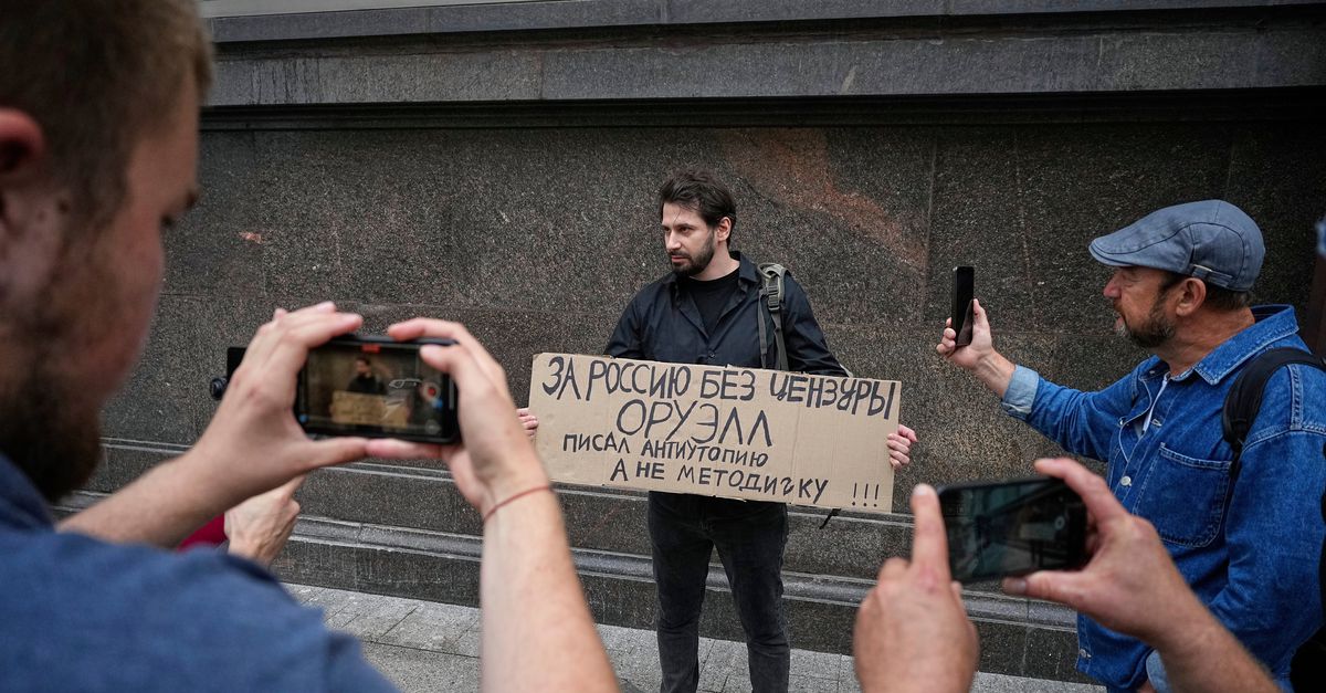 nrc's tweet card. Censuur: Het Russische parlement nam dinsdag een wet aan waarmee op alleen al het opzoeken en bekijken van „extremistisch” materiaal een boete komt te staan. Daarmee zet het Kremlin een nieuwe stap...