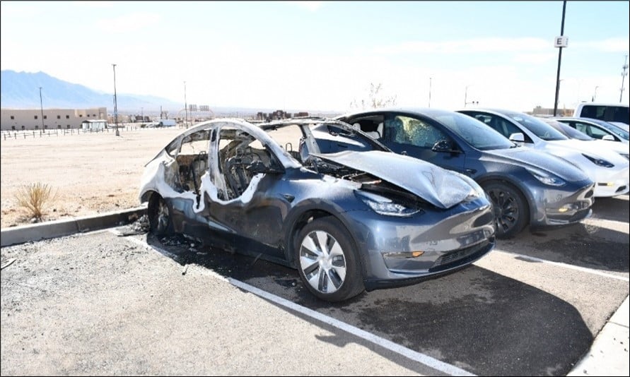 samraskinz's tweet card. Your self-driving cars get into a few fatal accidents and all of a sudden you're not "safe" or "reliable."