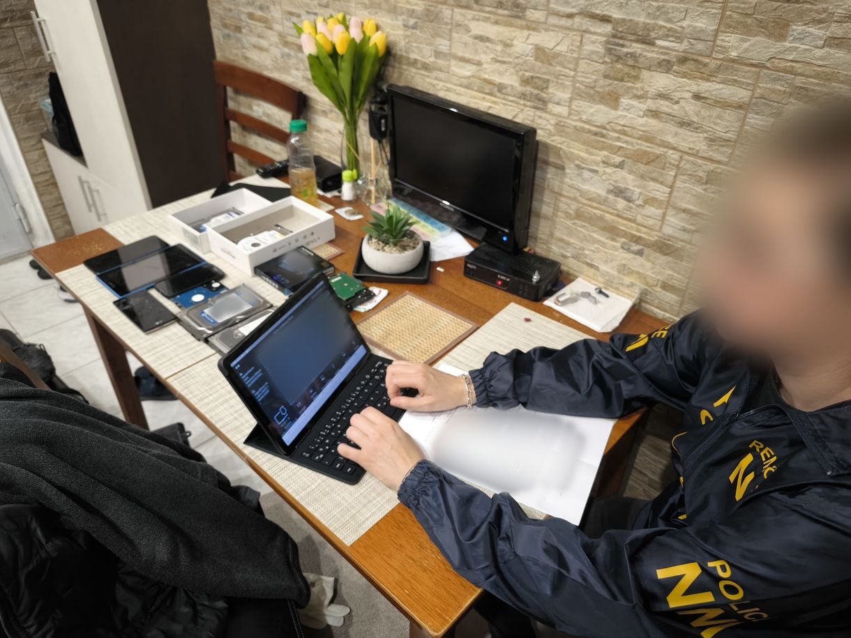 CPJ_Eurasia's tweet card. A 23 éves hacker, „Hano” szinte az összes vezető híroldalt túlterhelte.