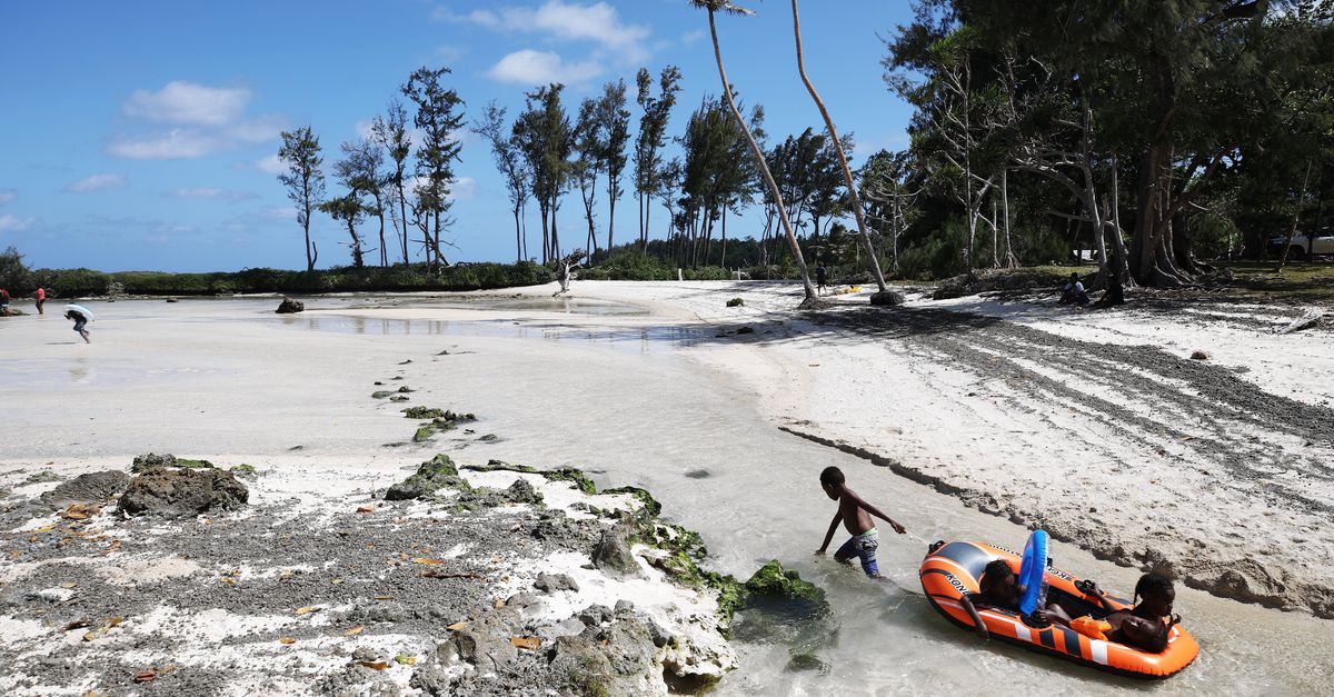 lucasbergkamp's tweet card. Klimaatzaak Vanuatu: Het Internationaal Gerechtshof in Den Haag spreekt zich woensdag uit over de klimaatzaak die eilandstaat Vanuatu aanspande. Hoewel de uitspraak niet bindend is, kan die grote...