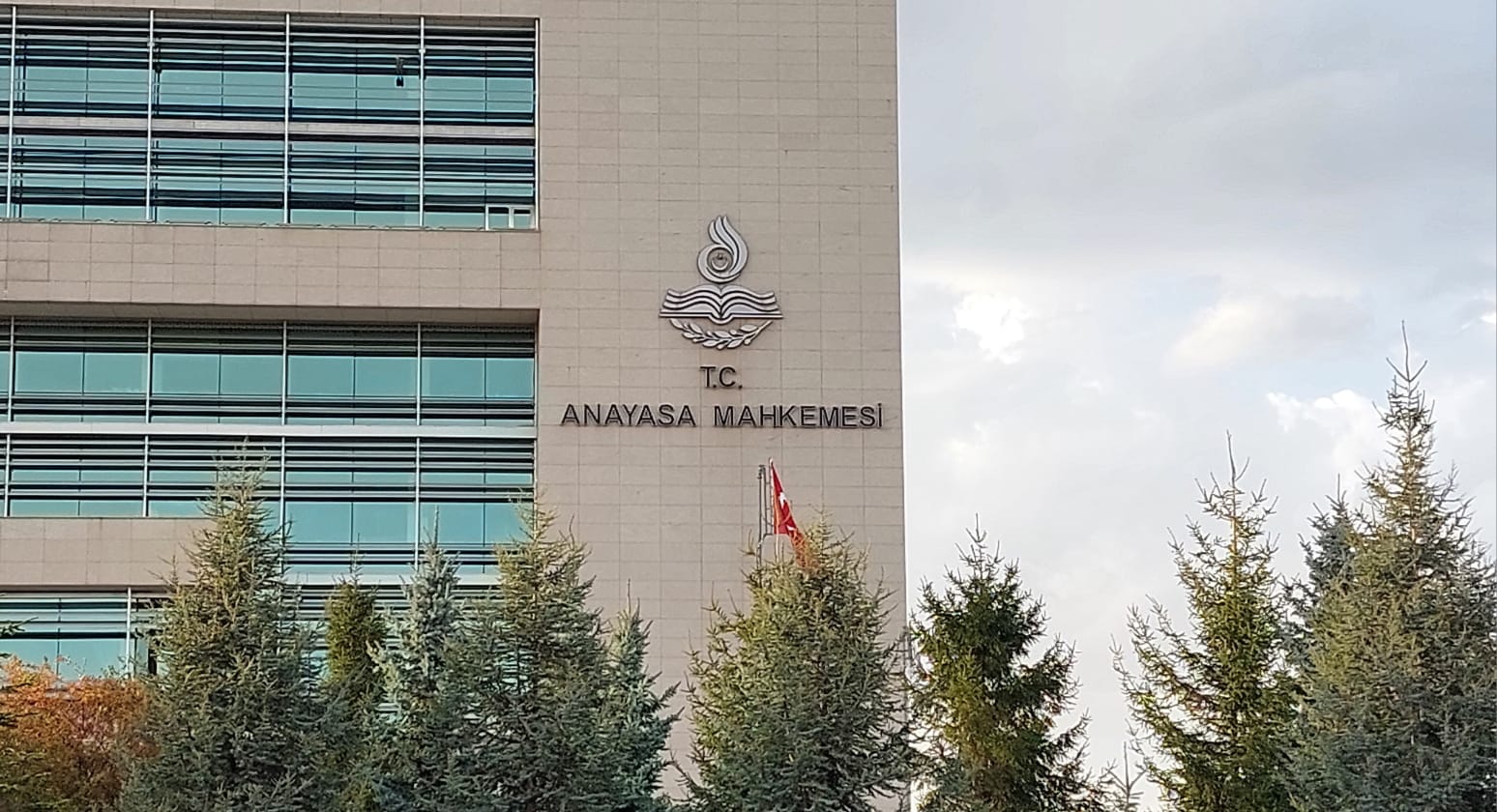 medyascope's tweet card. AYM, 5 ila 10 yıl süren boşanma davalarının, bireylerin özel ve aile hayatı üzerindeki etkisini göz önünde bulundurarak, "evlenme hakkının ihlal edildiğine" hükmetti.