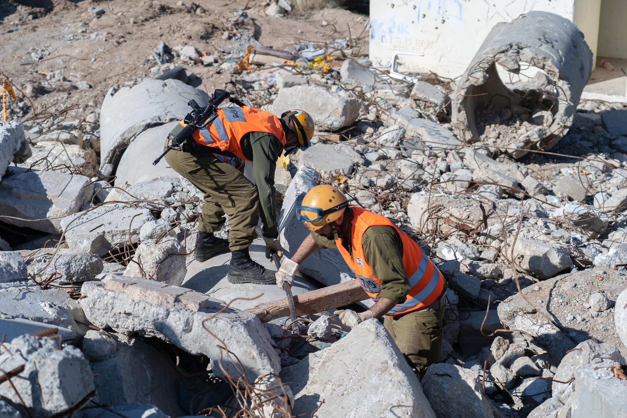 TimesofIsrael's tweet card. Damning audit finds government never acted on recommendations from 2021 to streamline process of getting buildings up to code, and doesn't work with local authorities on the issue