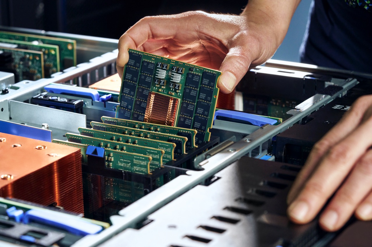 ServeTheHome's tweet card. The new IBM Power11 systems range from 2U dual socket edge servers to 16 socket 2048 thread servers with custom memory modules