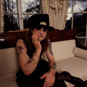 Frank_Whonose's tweet card. Chanteur et cofondateur de Black Sabbath, Ozzy Osbourne avait aussi connu une carrière en solo auréolée de succès après son départ du groupe britannique. Le « Prince of Darkness » est mort mardi...