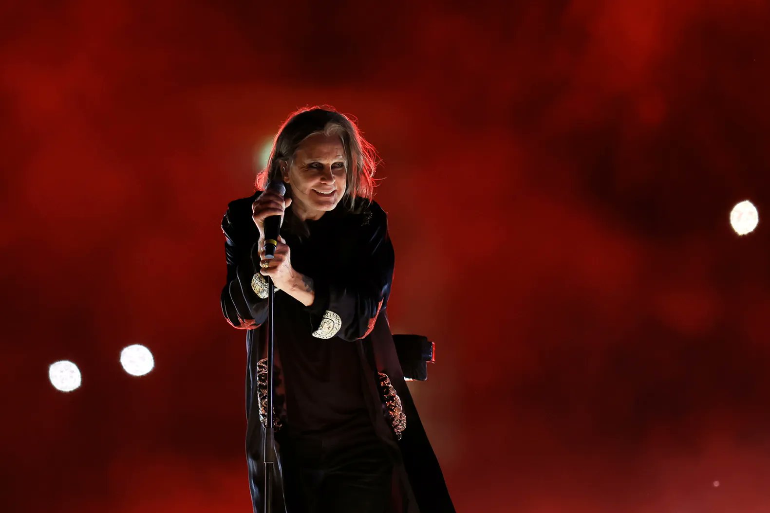cakir_rusen's tweet card. Heavy metal yıldızı, Black Sabbath grubunun solisti Ozzy Osbourne 76 yaşında hayatını kaybetti. Osbourne'un ölümüne dair bilgi verilmedi.
