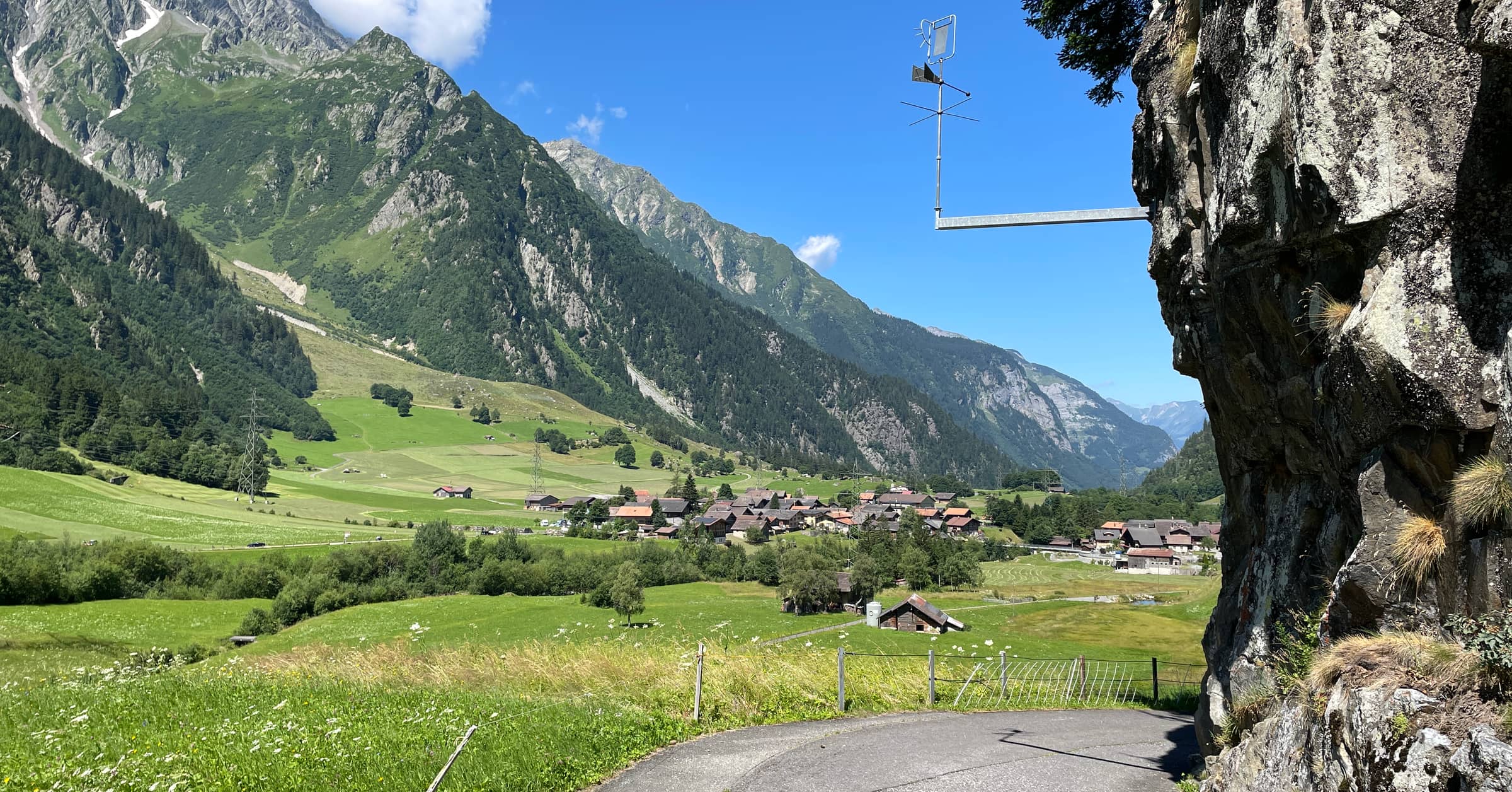 SZ's tweet card. Seit der Berg ein paar Täler weiter ein ganzes Dorf unter sich begraben hat, ist die Gefahr auch in Guttannen wieder präsenter. Dass die Alpen immer instabiler werden, weiß hier jeder. Aber den Hof...