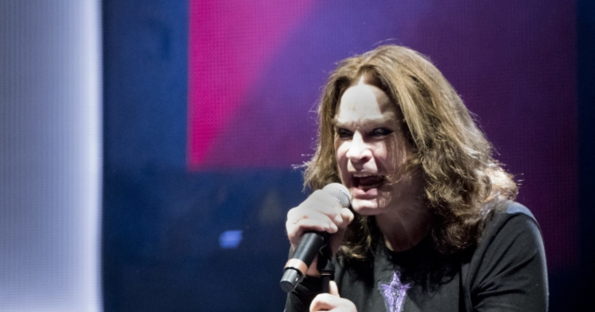 FilipTitlbach's tweet card. Zemřel britský zpěvák Ozzy Osbourne, legendárnímu metalovému hudebníkovi bylo 76 let. Osbourne zemřel jen několik týdnů poté, co opět vystoupil s kapelou Black Sabbath, jíž byl na začátku své kariéry...