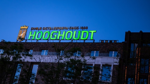 RTLZ's tweet card. Na 137 jaar komt een einde aan het tijdperk van destilleerderij Hooghoudt in Groningen. De dranken van het merk zullen vanaf volgend jaar in Gent geproduceerd worden. De 29 medewerkers raken naar...