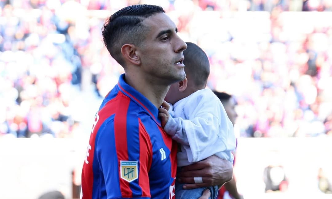 SanLorePrimero's tweet card. El mediocampista formado en las inferiores del Ciclón tuvo un nuevo buen partido vistiendo la camiseta más linda del mundo y compartió una tierna serie de imágenes con su hijo, que lo acompañó en la...