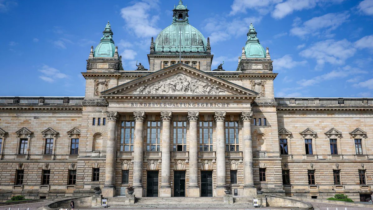 SZ's tweet card. Damit sind Entscheidungen des Oberverwaltungsgerichts Münster rechtskräftig. Darin ging es um die Einstufung der AfD als rechtsextremistischer Verdachtsfall.