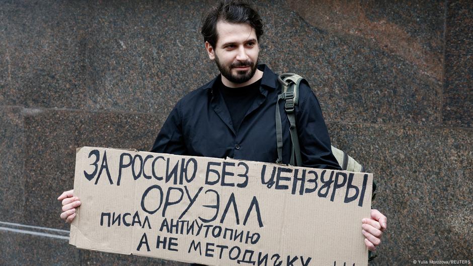 dwnews's tweet card. The lower house of the Russian parliament approved legislation imposing fines on people searching online for content that the authorities deem "extremist." Protesters are calling the bill "something...