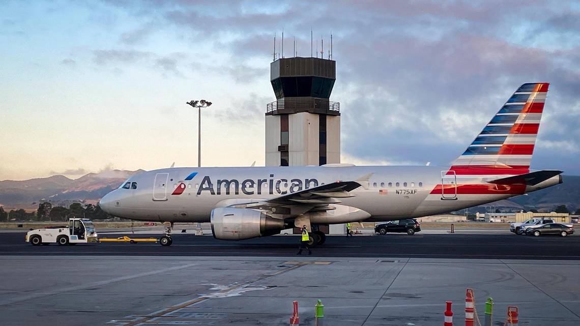 Rosey_JD's tweet card. The Los Angeles Center assumed responsibility for affected airspace, allowing arrivals and departures to proceed as normal.