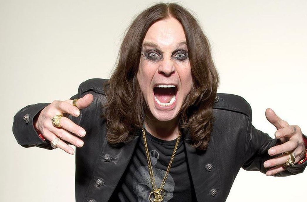 OOR's tweet card. Amper twee weken na de grootse afscheidsshow met zijn band Black Sabbath in Birmingham is hij vanochtend op 76-jarige leeftijd overleden: metalicoon Ozzy Osbourne. Dat maakte zijn familie in een...