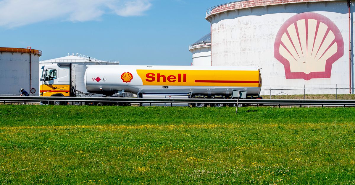 nrc's tweet card. Energieconcerns Shell, Aker BP en Enbridge stoppen hun samenwerking met onafhankelijke klimaatadviesgroep Science Based Targets initiative (SBTi). De oliereuzen zien geen heil meer in de, inmiddels...