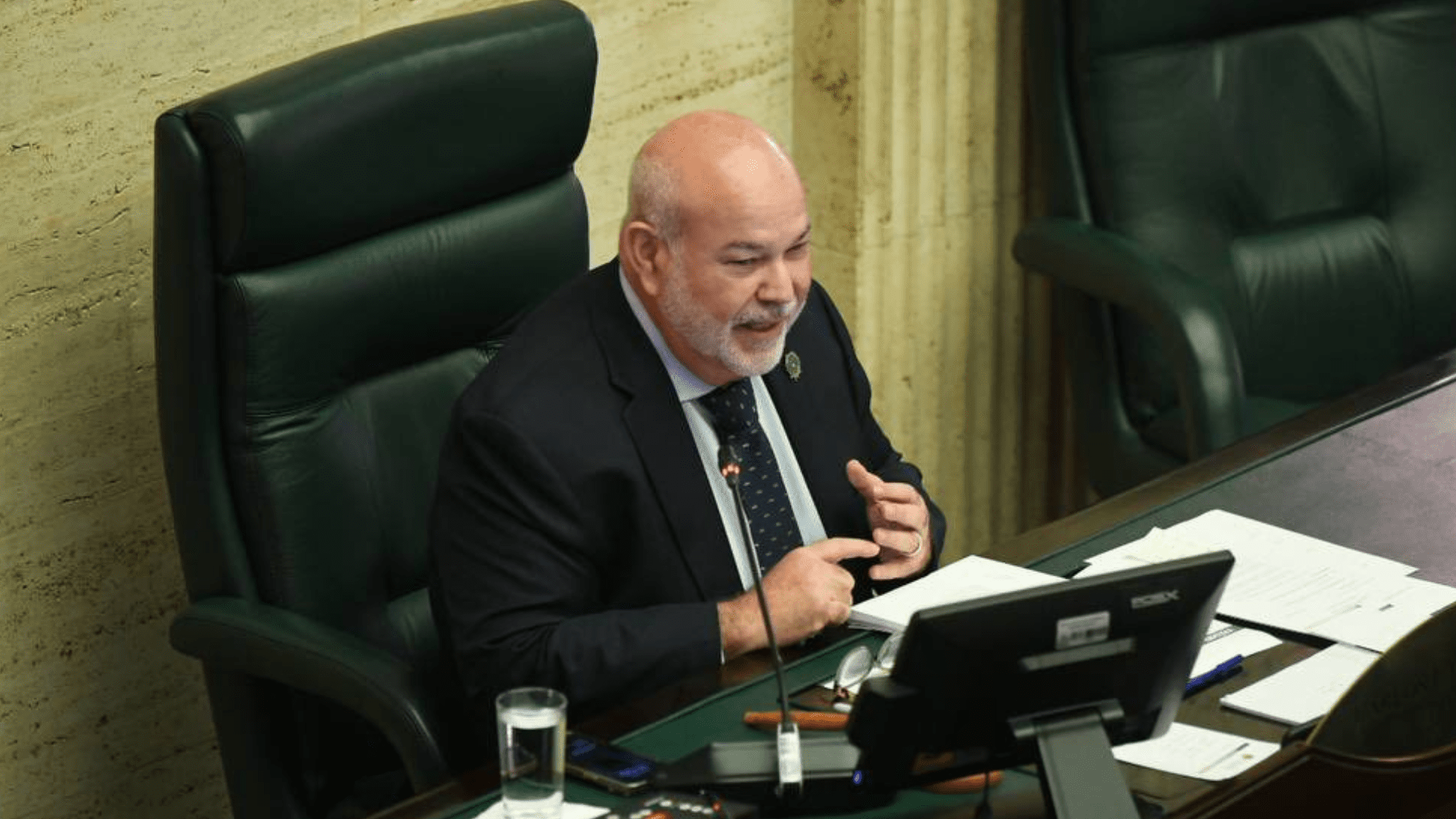 RepVictorPares's tweet card. El presidente de la Cámara de Representantes, Carlos ‘Johnny’ Méndez, junto al presidente de la Comisión de Gobierno, Víctor Parés, informaron que dicho cue ...